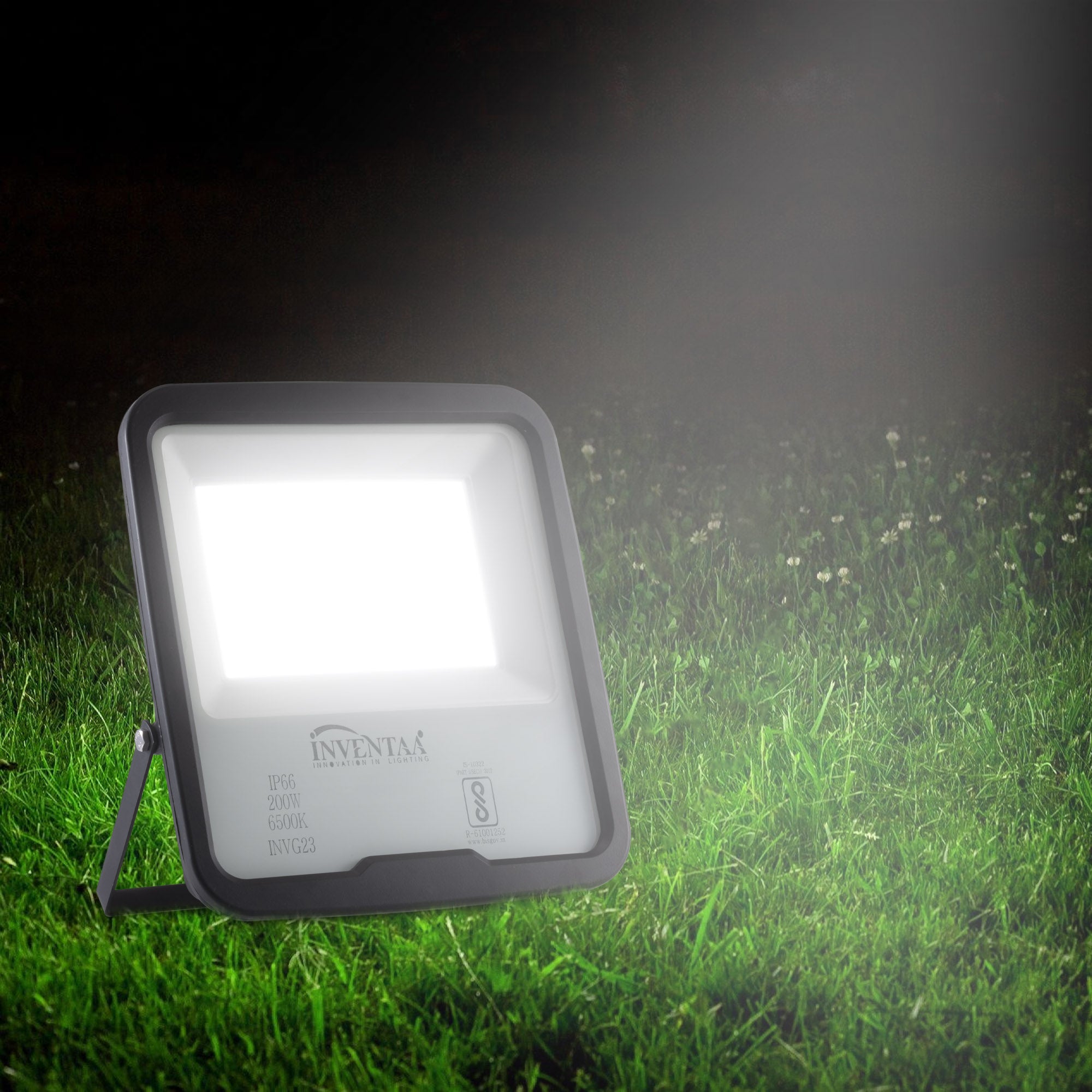 Fabra 30W led flood light emitting cool white glow #watts_30w