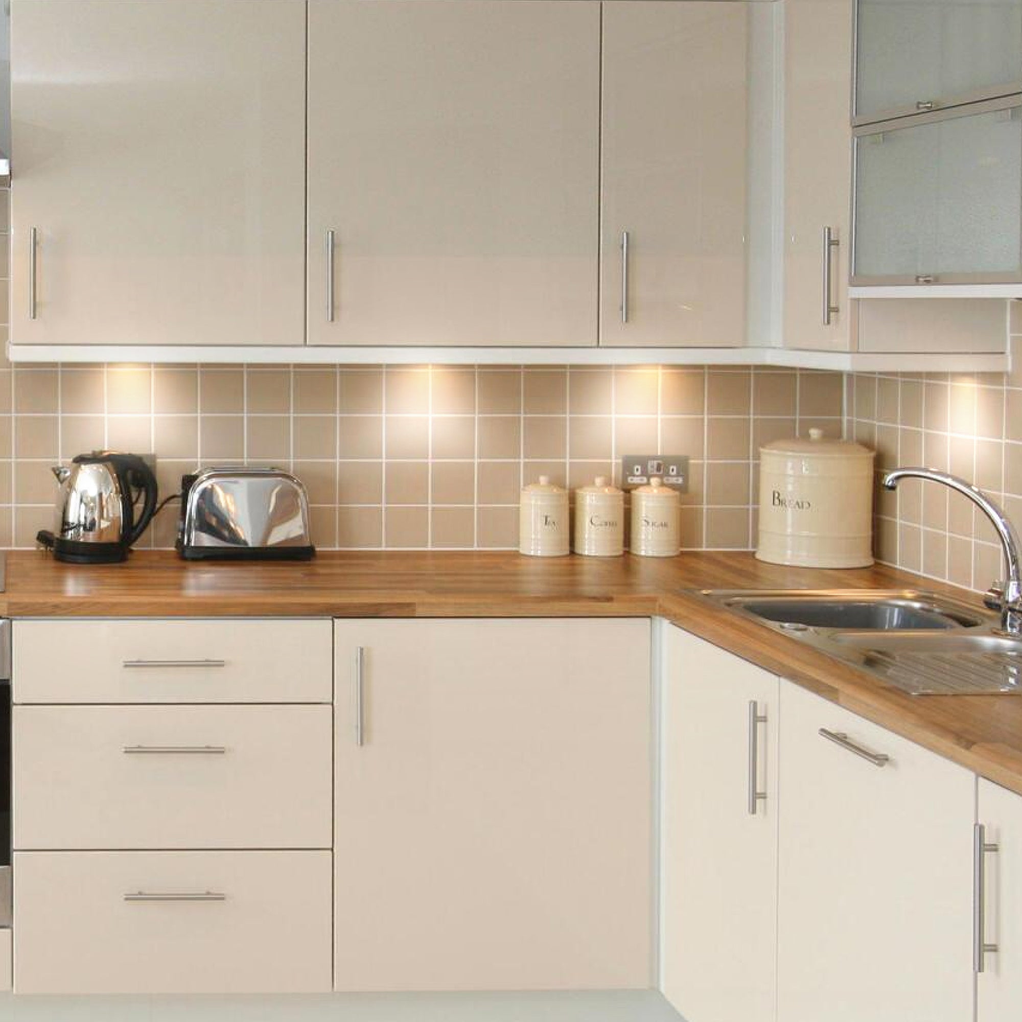 Lois 10W LED Cabinent Light Installed On Kitchen #watts_10w